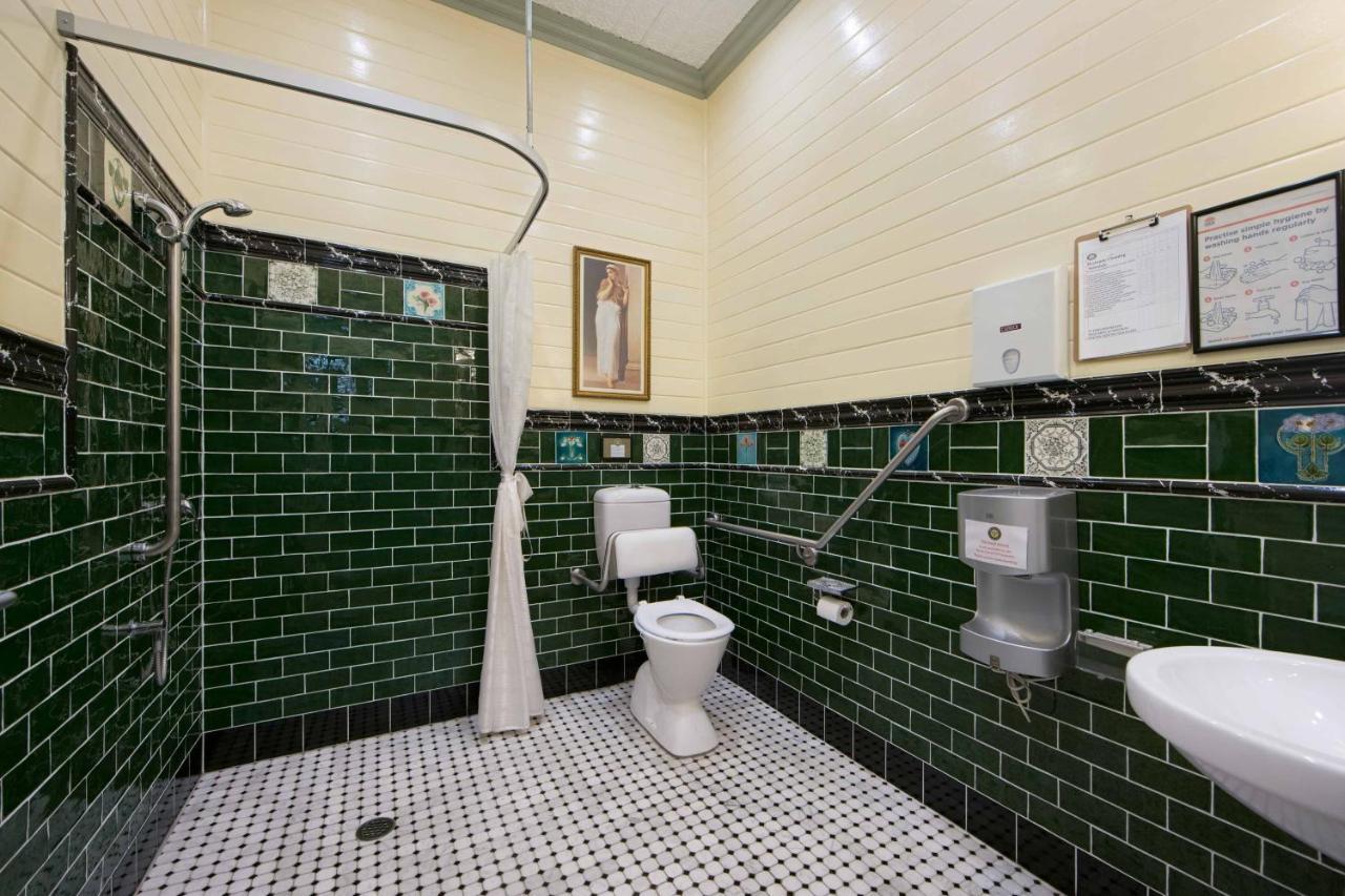 האט הד The Old Bank Gladstone Licensed Restaurant & Boutique Accommodation מראה חיצוני תמונה