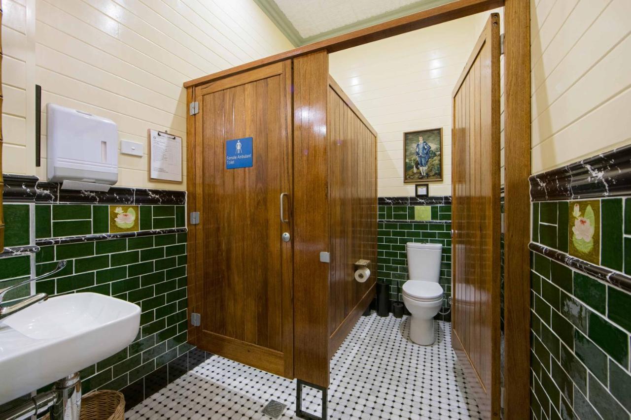האט הד The Old Bank Gladstone Licensed Restaurant & Boutique Accommodation מראה חיצוני תמונה